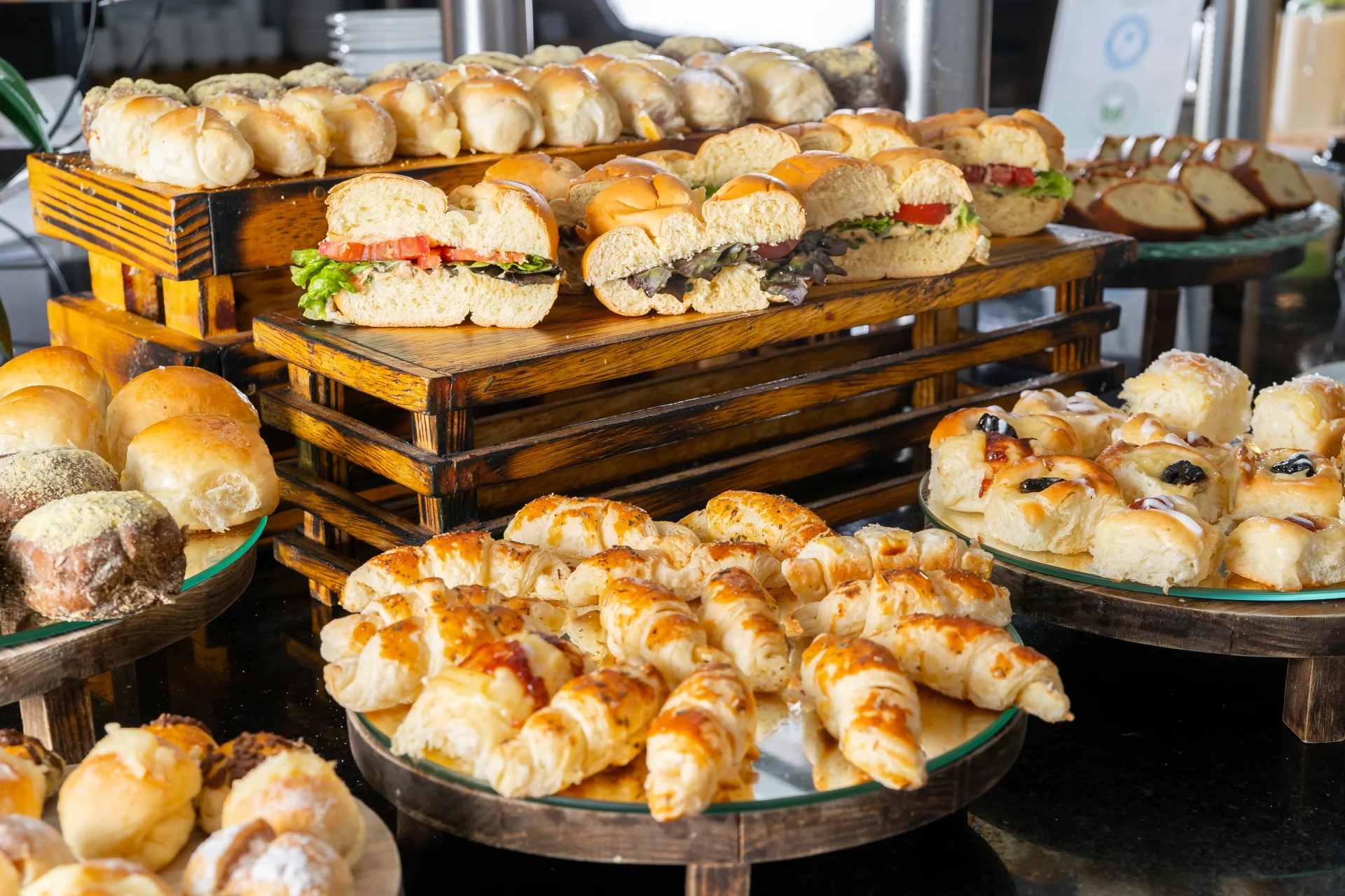 Seleção de pães e itens do buffet do Américas Copacabana Hotel
