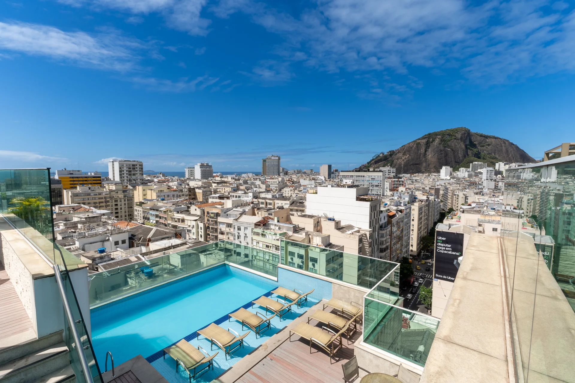Piscina e terraço na cobertura do Américas Copacabana Hotel