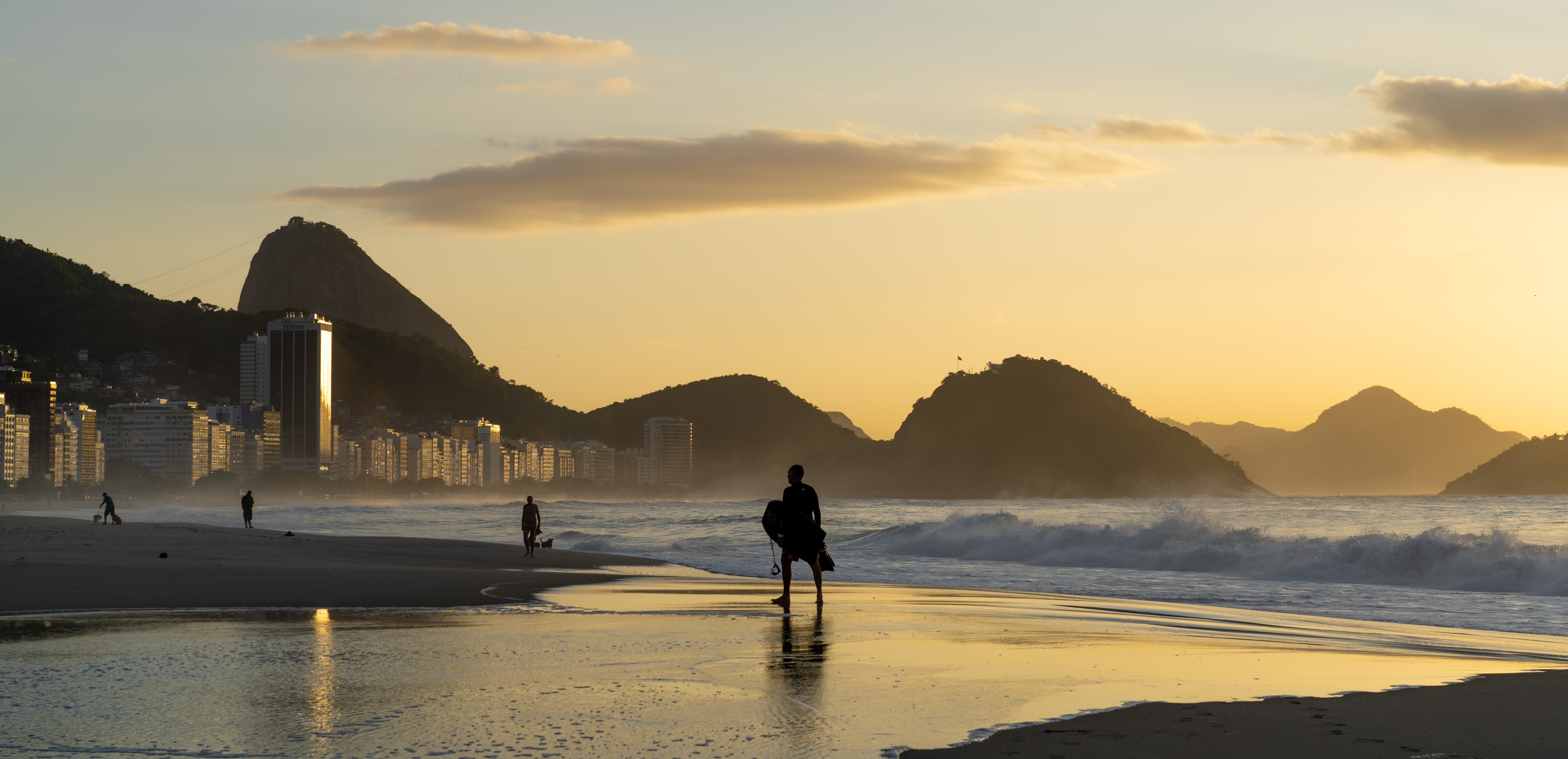 Amanhecer na Praia de Copacabana no Rio de Janeiro